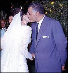 Насер дарит поцелуй дочери Ходе на ее свадьбе