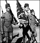 1940 - Насер несет флаг батальона
